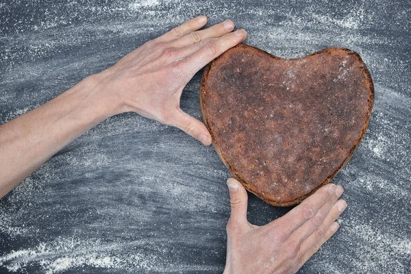 Хлібобулочні Руки Ніжно Тримають Веганський Житній Цілий Зерновий Хліб Дріжджів — стокове фото