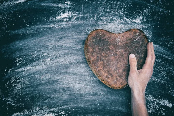 Хлібобулочна Рука Тримає Житній Цільний Зерновий Хліб Дріжджів Формі Серця — стокове фото