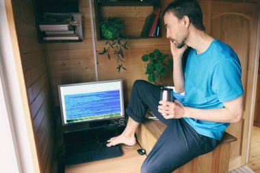 blog yazarı ya da serbest geliştirici ya da karantinada evden çalışan programcı, klavyede yaya olarak yazan, kendi kendine izole yaşam tarzı çalışma alanı ya da işyeri kavramı, ev ofisi