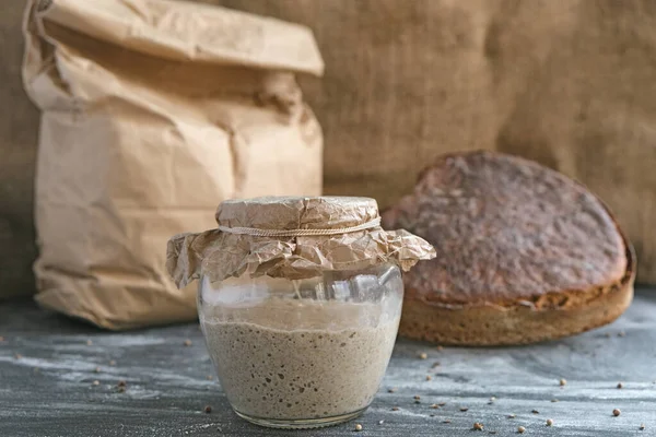 Stilleven Met Zuurdesem Glazen Pot Brood Vorm Van Een Roggebrood — Stockfoto