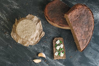 Bir parça taze zanaatkar ekmeği, soğan soğan soğanı ve karanfil sarımsağı, ekşi hamuru kavanoza koyup sade, el yapımı çavdar ekmeği, tahılsız, mayasız, en iyi manzara.