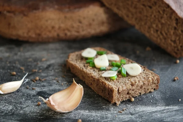 Primer Plano Sándwich Pedazo Pan Artesanal Fresco Con Cebolla Cebollino Imagen de stock