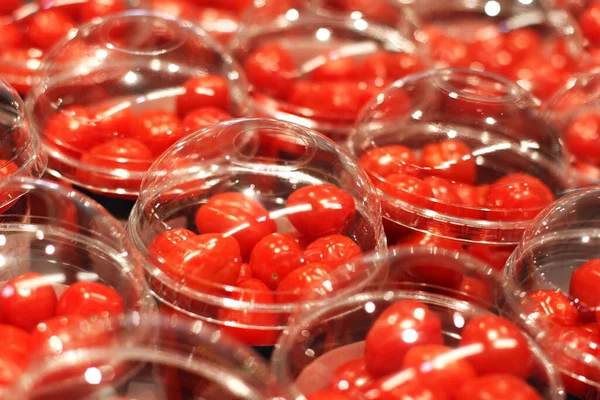 Veel Rode Kerstomaten Transparante Plastic Verpakkingen Supermarkt Milieuvervuiling Met Afval — Stockfoto
