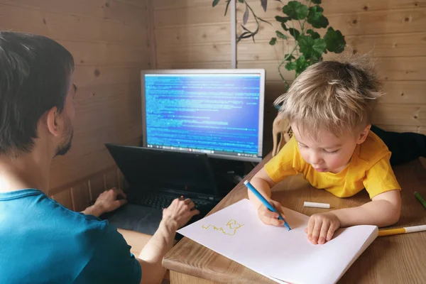 Pai Desenvolvedor Freelance Trabalhando Casa Quarentena Filho Filho Deitado Perto — Fotografia de Stock