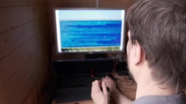 Hacker büyük verilerin hızlı akış bilgilerine bakıyor, çok görev bilgi işleme yeteneğine sahip, evden kendini izole karantinada çalışan serbest geliştirici uzaktan kumandası, arkadan görüş