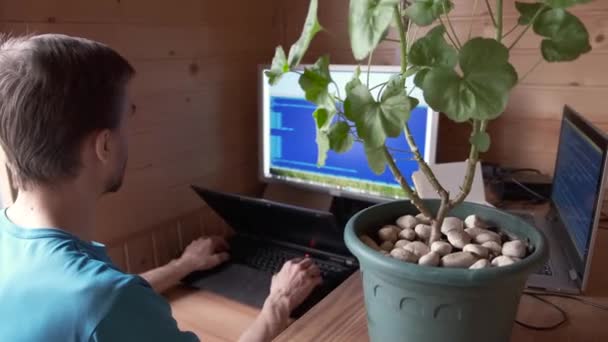 Muž Volné Noze Pracuje Kýchá Nebo Kašle Vývojář Programátor Dálkové — Stock video