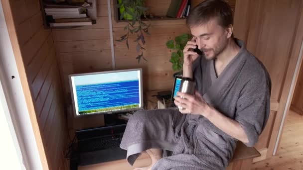 Frilansande Utvecklare Badrock Distansarbete Från Hemmakontoret Pandemisk Karantän Samtal Smartphone — Stockvideo