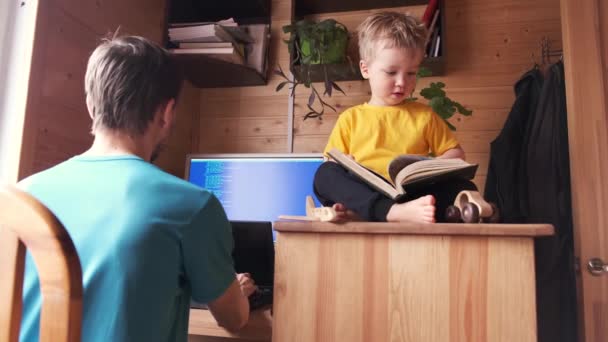 Père Travaille Maison Petit Enfant Assoit Près Lit Livre Concept — Video