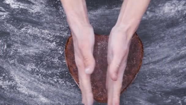 白面粉烘培手三次拍手 盖过黑麦全麦面团手工面包的心形 慢动作 私人烘焙 掌声与感谢的概念 — 图库视频影像