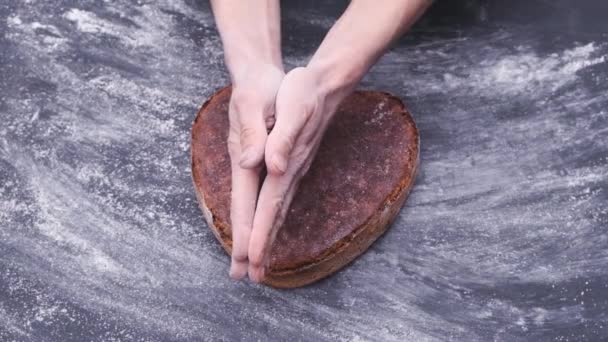 Boulanger Présente Montrant Pain Artisanal Levain Seigle Grains Entiers Forme — Video