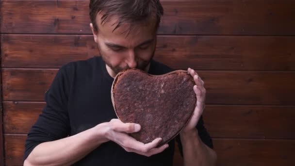 Padeiro Barbudo Com Amor Detém Cheira Goza Aroma Pão Centeio — Vídeo de Stock