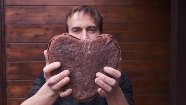 Bebaarde Bakker Met Liefde Houdt Handgemaakte Vers Gebakken Veganistische Rogge — Stockvideo