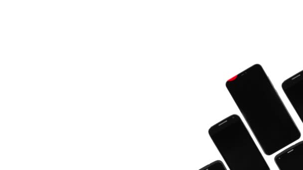 红色扭曲的文本突发新闻出现在黑色智能手机上 一组黑色小工具在白色背景上对角线移动 无缝循环动画 介绍视频保护程序的标题 广播标题 — 图库视频影像