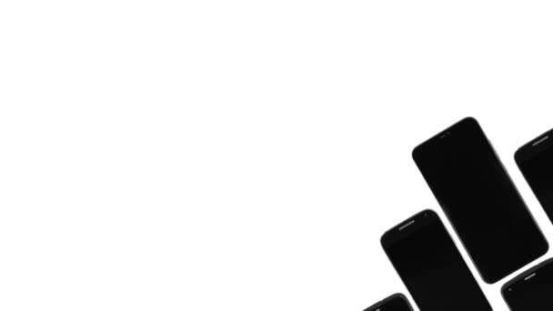 红色扭曲文字假新闻出现在黑色智能手机上 一组黑色小工具在白色背景上对角线移动 无缝循环动画 介绍视频保护程序的标题 广播标题 — 图库视频影像