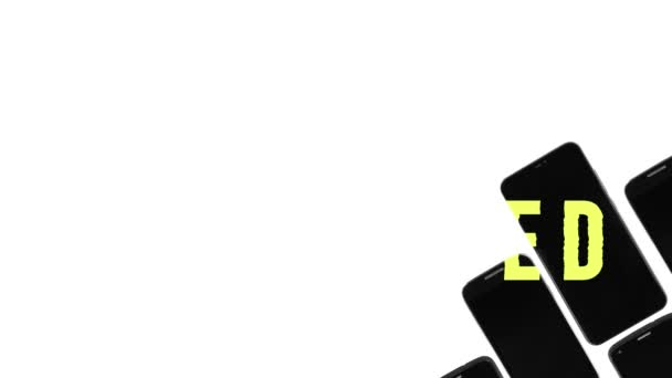 Жовтий Викривлений Текст Залишається Єднаним Чорних Смартфонах Набір Чорних Гаджетів — стокове відео
