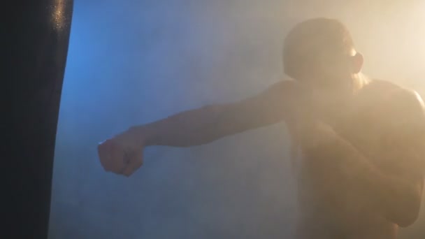 Un homme boxant une poire dans la salle de gym 