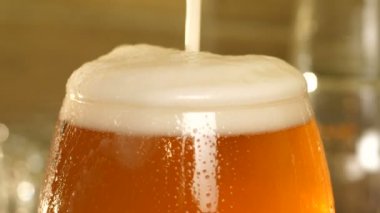 Bubbles ve köpük bir bardak bira. Kamera bir bardak bira ile en baştan aşağı taşır