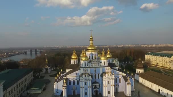 Schöne Panorama-Luftaufnahme der Kiewer Kathedrale von oben mit der Altstadt und dem Fluss Dnipro. Erstaunliche Stadtlandschaftsaufnahmen. — Stockvideo