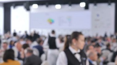 Bulanık Arkaplan Yemek Servisi Garsonları Düğün veya Seminer Konferansında Konuk Masasında Tabaklarla Tabaklar Koyuyor. Açık büfe Restoran ve Otel