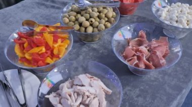 Konferansta konukları ağırlamak için iştah açıcı zeytinler, mozarella, jambon, jambon ve biber. Doğum günü, düğün..