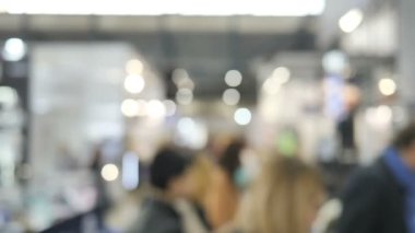 Bir alışveriş merkezindeki insanların geçmişi bulanık, Satış, Kara Cuma