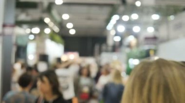 Blur ve Bokeh Kara Cuma siber pazartesi süpermarketi ve indirimli iç mekan. Ev eşyaları, elektronik aletler, televizyonlar ve telefonlar ile soyut bulanık süpermarket