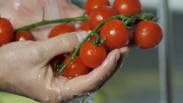 チェリートマトは水を洗う.健康的な食事の概念,菜食主義,ビーガン,ビタミンや若者. — ストック動画