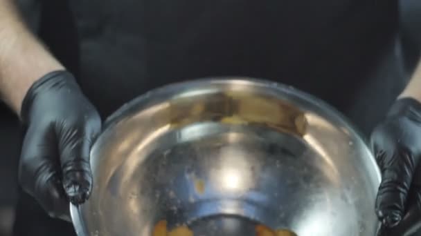 Stekt potatis chips faller, snabbmat, skräpmat slow motion — Stockvideo