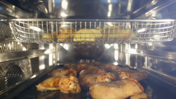 Cuisson Poulet et pommes de terre au four combi vapeur — Video