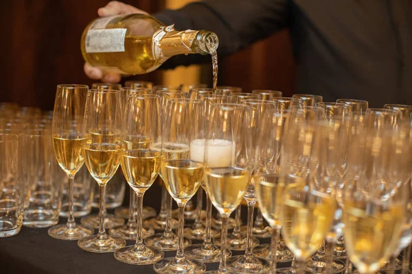 Şarap garsonunun kadehlere şarap ve şampanya dökerek kutlama yaptığı yakın plan. — Stok fotoğraf