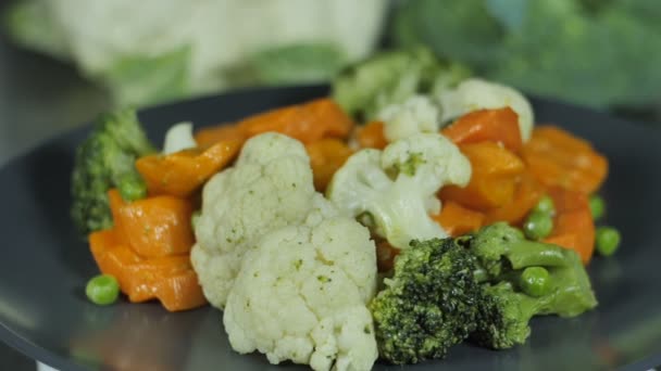 Cuisiner dans le vapeur combi pour un festin festif de fêtes. Légumes à la vapeur — Video