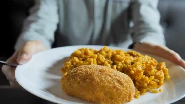 Kuřecí a hovězí karbanátky s máslem uvnitř dušené ve dvojitém kotli s rýží na talíři 4k — Stock video