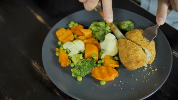 Párolt zöldség és húsgombóc csirkéből és marhahúsból, vajjal a belsejében párolva, kettős kazánban — Stock videók