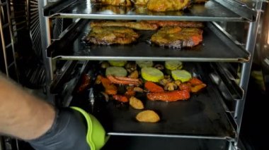 Durgunluk kutlamaları için buhar fırınında yemek pişirmek. Et, buharda pişirilmiş sebze, biftek, balık, bira atıştırmalığı Noel 'de fırında ve kızarmış patates sosisi..