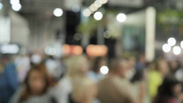 Supermercado desfocado com bens domésticos e eletrônicos, televisores e telefones. Movimento da câmara — Vídeo de Stock