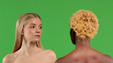 Güzel, neşeli, Avrupalı, beyaz, siyah, Amerikalı, güzel, seksi, sağlıklı, gülümseyen kadınlar. Irksal eşitlik kavramı. Romantik, şefkatli lezbiyenler..