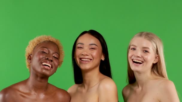 Beautiful Girls White European, Asian and Black African American Beautiful Sexy young womens with Natural Healthy Skin Smiling. Расовое равноправие. Романтичная любящая лесбиянка на изолированном зеленом фоне . — стоковое видео