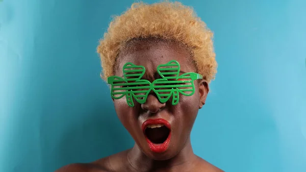 Afrikansk amerikan med kronblad formade gröna glasögon — Stockfoto