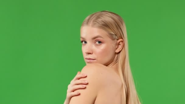 Jeune jolie fille aux épaules nues sourit mystérieusement et court une main sur son épaule nue, le concept de naturalité et de jeunesse — Video