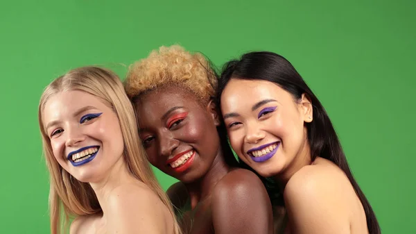 Belle ragazze bianche europee, asiatiche e nere afroamericane Belle giovani donne sexy con naturale sana pelle sorridente. Uguaglianza razziale.Romantico Loving Lesbianson uno sfondo verde isolato . — Foto Stock