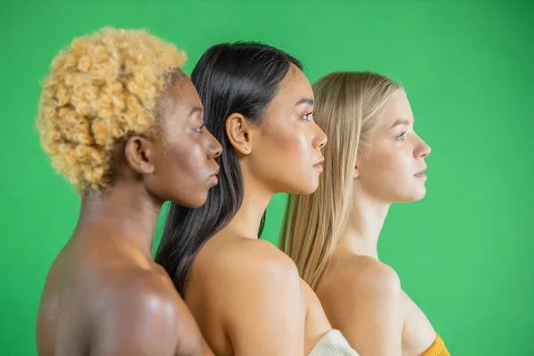 Asiatiska, vita europeiska flickor och svarta afrikanska amerikanska vackra sexiga unga kvinnor med naturlig frisk hud ler på en isolerad bakgrund.skönhet porträtt av kvinnlig natur. Kosmetika för kroppsvård. — Stockfoto