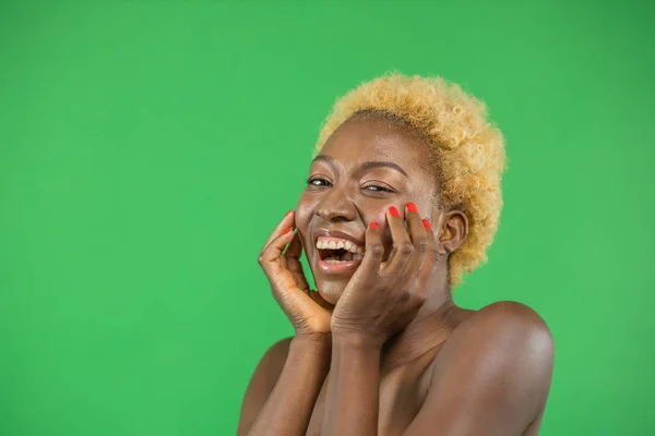 Flickor Vit Europeisk, Asiatisk och Svart Afrikansk American Vackra Sexiga unga kvinnor med naturlig hälsosam hud ler på en isolerad bakgrund.skönhet porträtt av kvinnlig natur. Kosmetika för kroppsvård. — Stockfoto