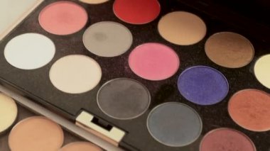 Çok renkli göz paletleri, makyaj kozmetiklerinin gözden geçirilmesi, profesyonel kozmetik konsepti