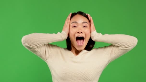 Förvånad kvinna som håller huvudet i häpnad. Titta åt sidan. Isolerad på vit bakgrund. — Stockvideo