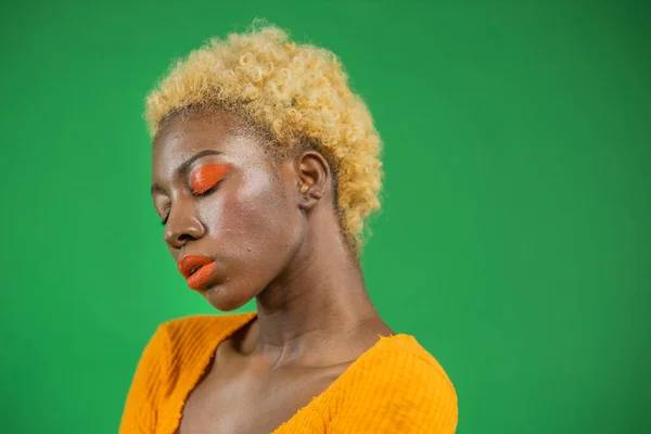 Femme afro-américaine avec les yeux fermés pensant méditation, fond vert isolé — Photo