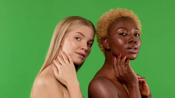 Vackra glada flickor Vit europé och svart afrikansk amerikan Vackra sexiga unga kvinnor med naturlig frisk hud leende. Skönhetsporträtt av kvinnlig natur. Kroppsvård kosmetika.Rasjämlikhet — Stockfoto
