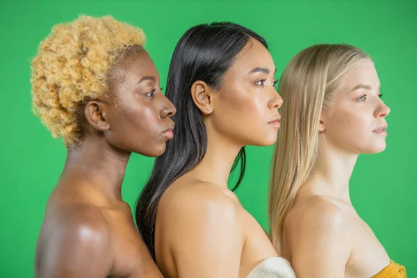 Hermosas mujeres jóvenes atractivas con piel sana natural Sonriendo en un fondo aislado.Retrato de belleza de la naturaleza femenina. Cosméticos para el cuidado corporal . — Foto de Stock