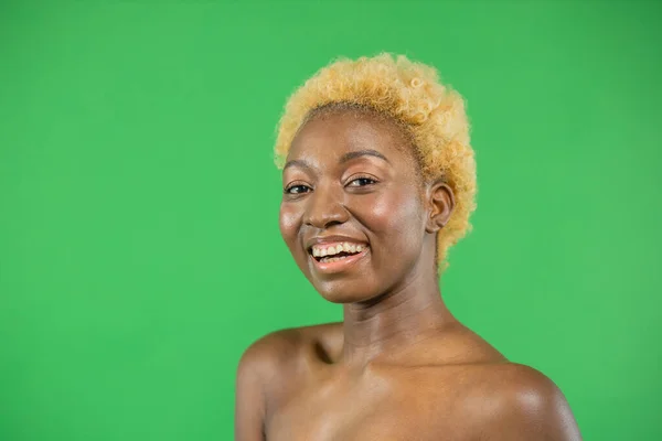 Afrikansk amerikansk kvinna med naturlig frisk hud.Lockigt hår modell ansikte leende. Porträtt av en glad flicka skönhet av kvinnlig natur på en isolerad bakgrund. — Stockfoto