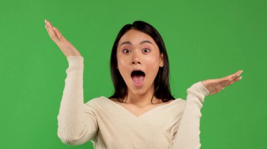 Asyalı kadının kameraya heyecanla bakıp ellerini açtığını merak ediyorum. Kameraya heyecanla bakan mutlu genç bir kadın. Çin asıllı, beyaz Kafkas kadın melez ırk modeli