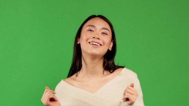 Gülümseyen güzel kadın zevk gösteriyor, Asyalı kadınların güzellik konsepti, kadınların duyguları.